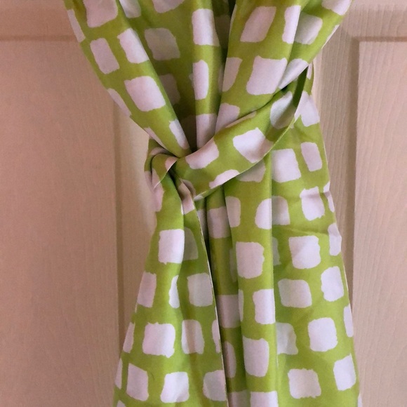 Green and white geometric dress - Picture 2 of 6